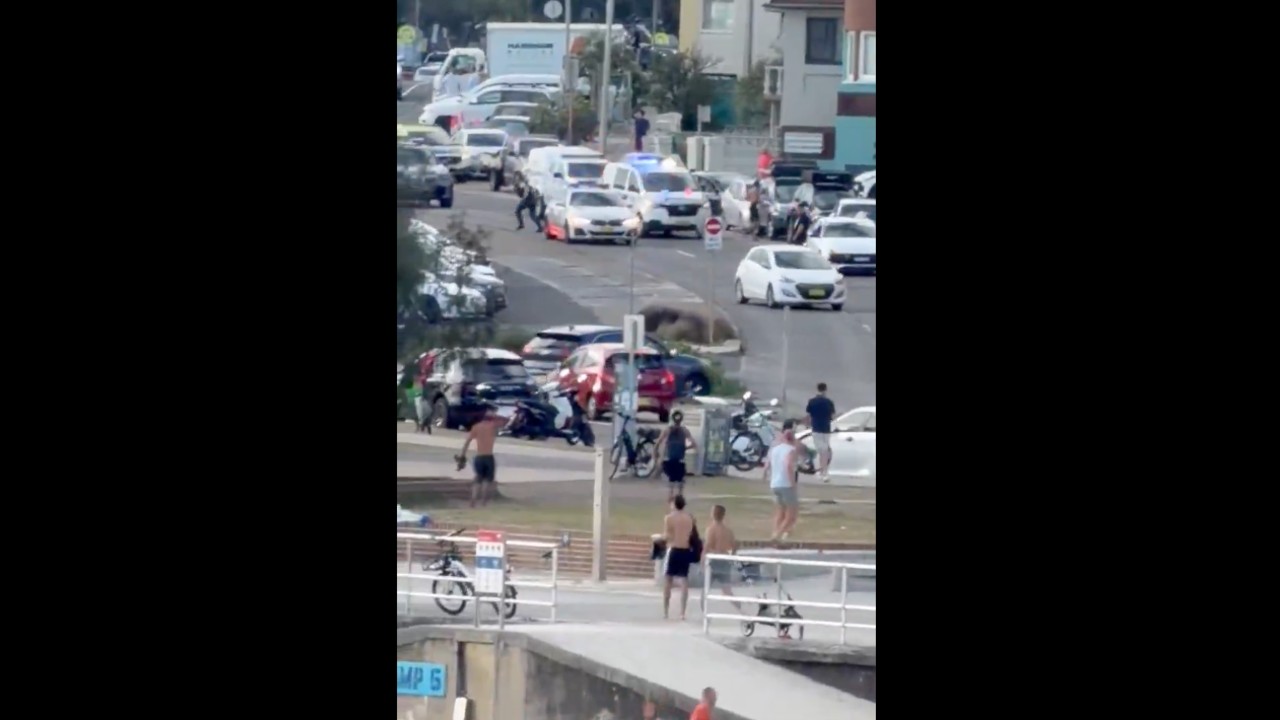 ऑस्ट्रेलिया के बॉन्डी बीच पर अंधाधुंध फायरिंग, जश्न मना रहे लोगों पर हमला, 8 लोगों की मौत की खबर, दहशत में लोग