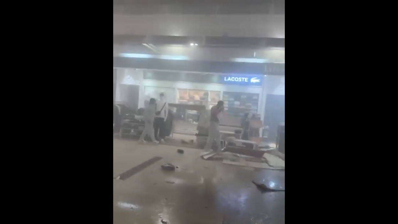 ईरान-इजराइल तनाव का असर: शारजाह-इंदौर फ्लाइट रद्द, दुबई-शारजाह एयरपोर्ट पर MP के 100 से ज्यादा यात्री फंसे