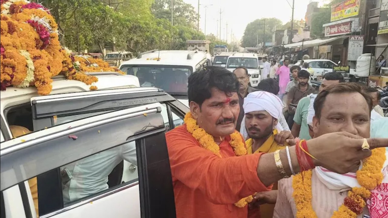 PM मोदी की अपील के बीच BJP नेता का 50 गाड़ियों वाला काफिला पड़ा भारी, किसान मोर्चा अध्यक्ष पद से हटाए गए सज्जन यादव
