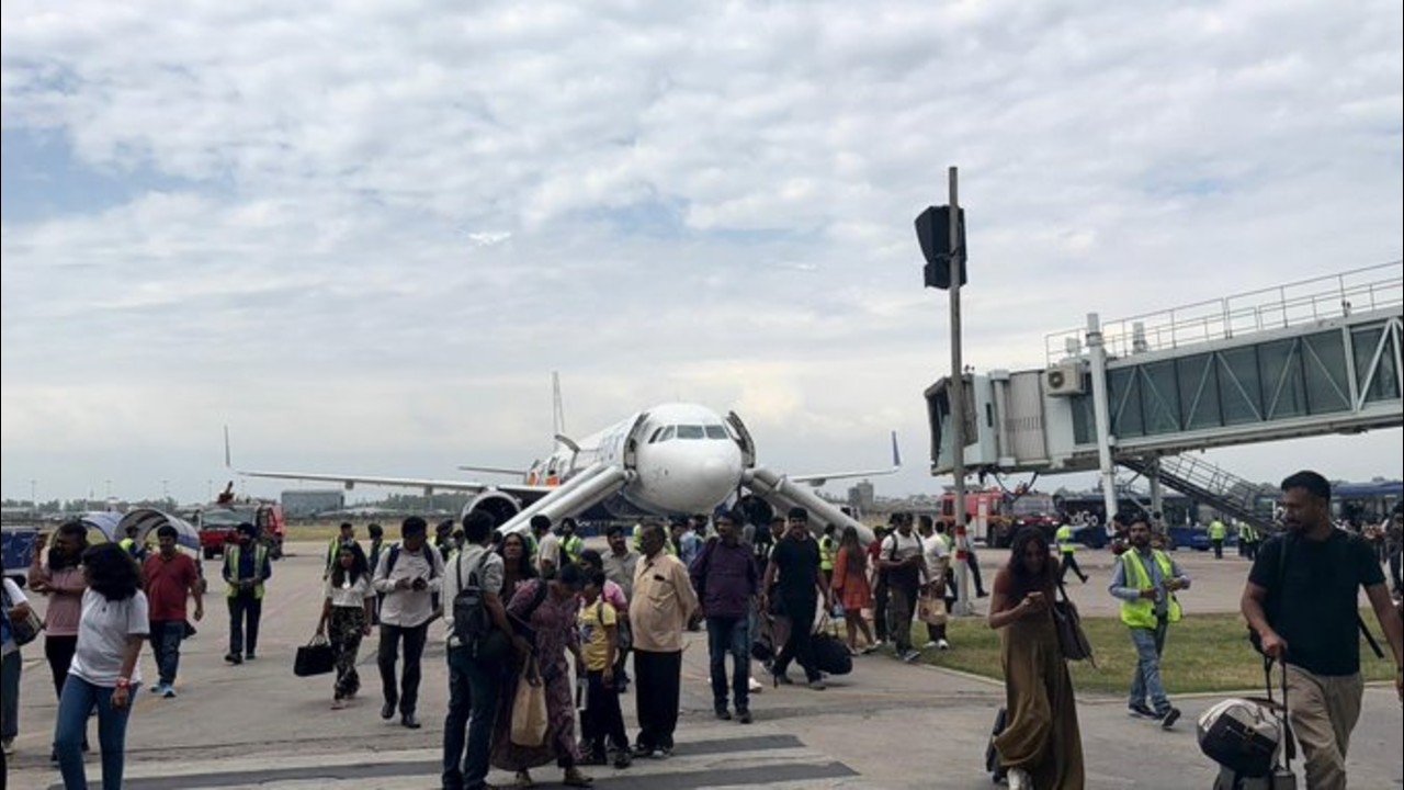 इंडिगो फ्लाइट में पावर बैंक ब्लास्ट: 5 यात्री घायल, 198 यात्रियों को इमरजेंसी गेट से निकाला गया