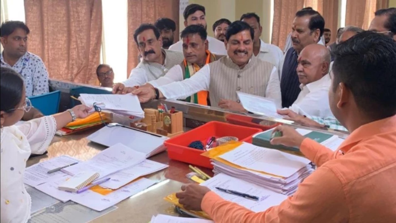 दतिया उपचुनाव में नामांकन के आखिरी दिन शक्ति प्रदर्शन, कांग्रेस-भाजपा प्रत्याशियों ने दिग्गज नेताओं की मौजूदगी में भरा पर्चा